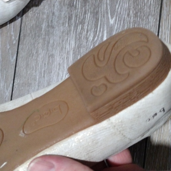 B.O.C. cream metallic flower petals loafers. Mint condition. Size 10 - Picture 10 of 12